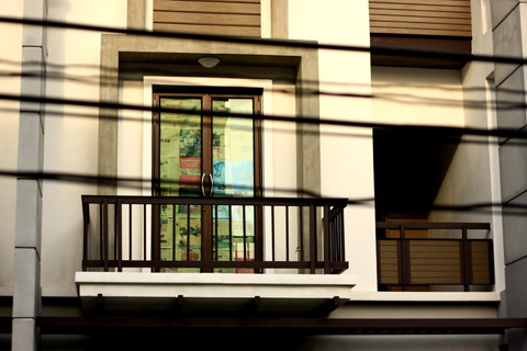 บ้านตรงข้าม